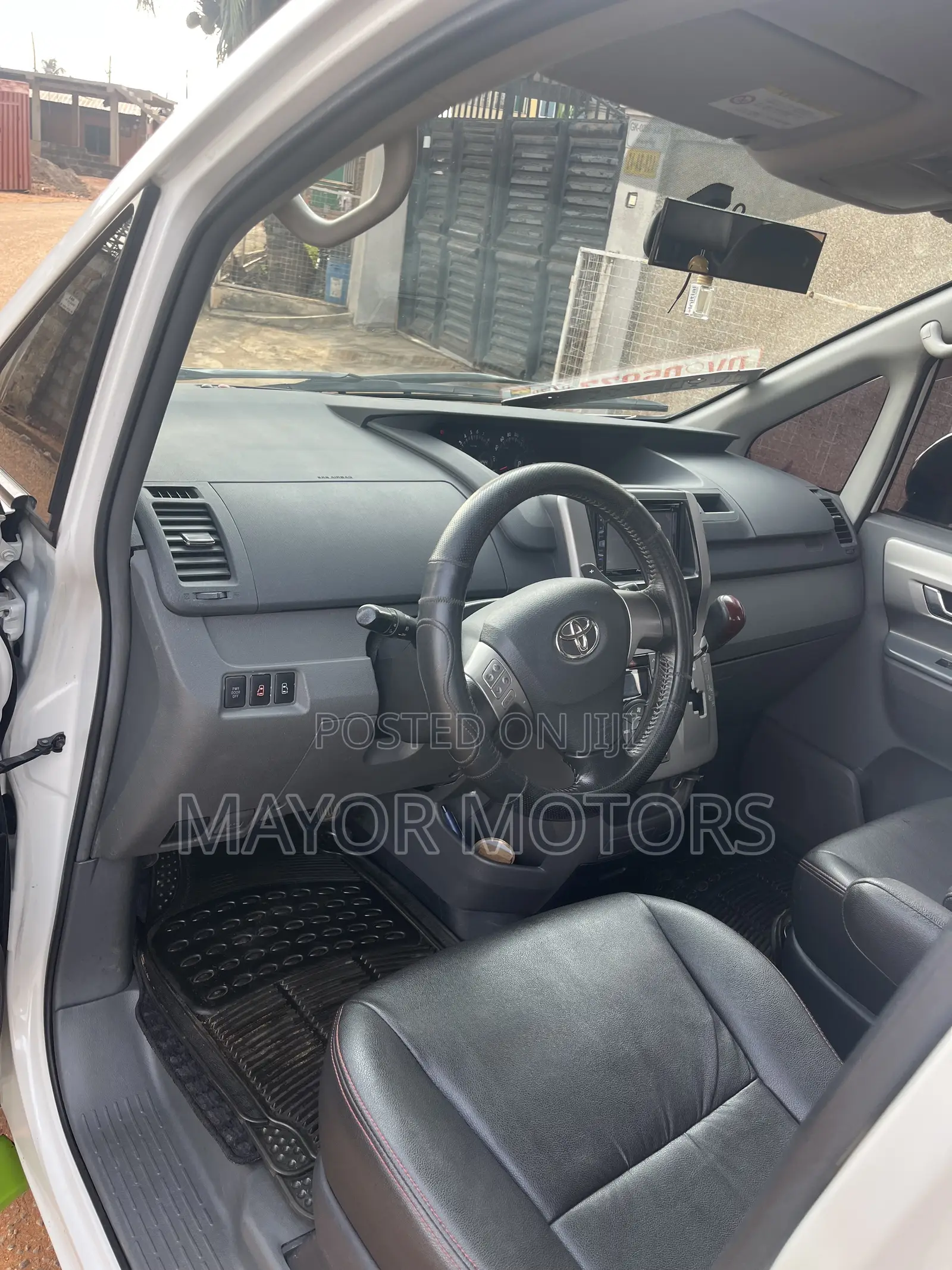 Toyota Voxy V 2WD 8-Seater 2010 White