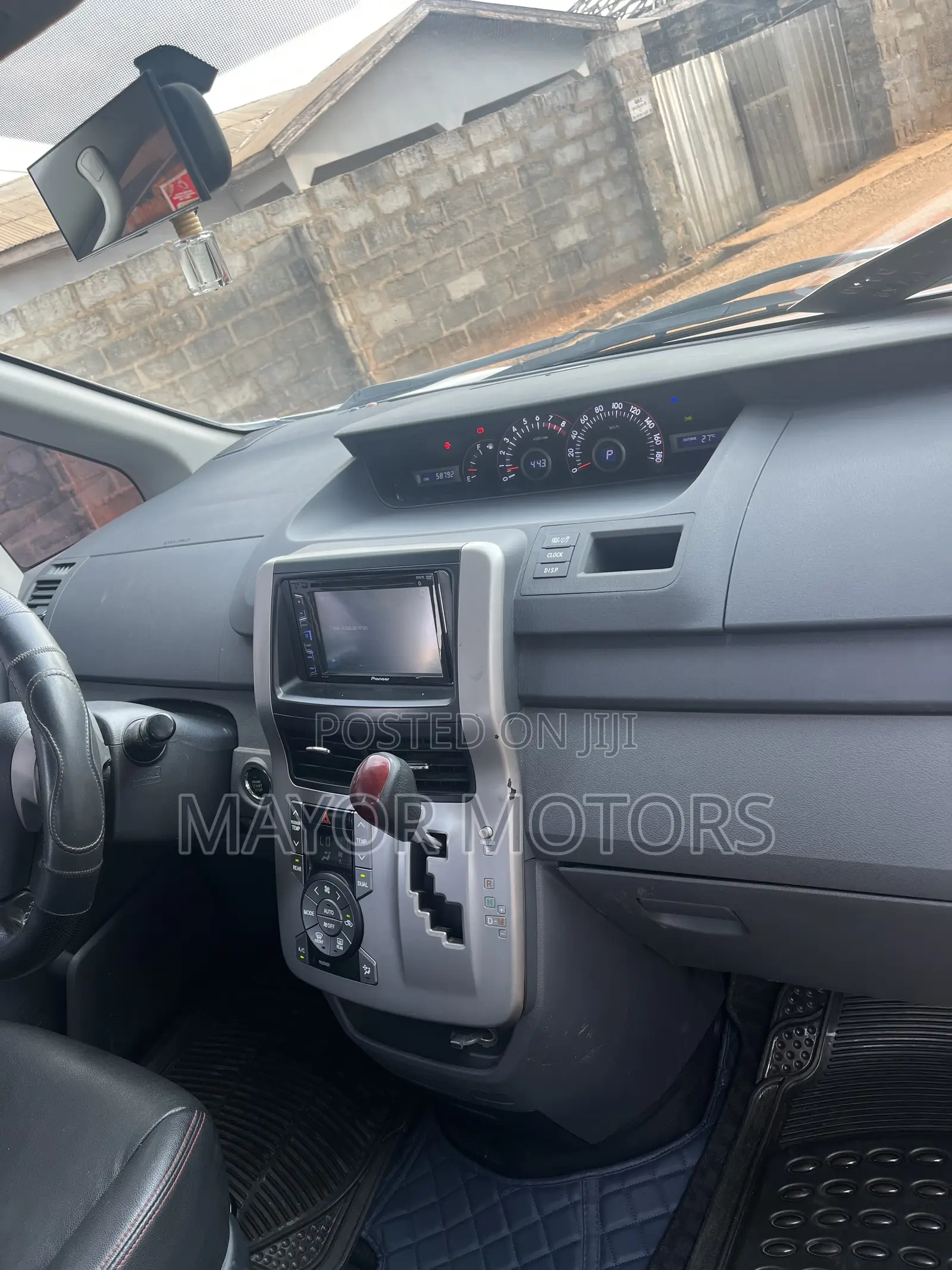 Toyota Voxy V 2WD 8-Seater 2010 White
