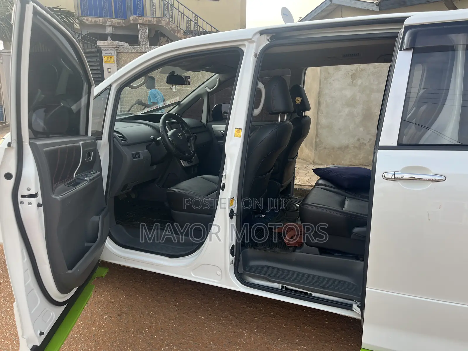 Toyota Voxy V 2WD 8-Seater 2010 White