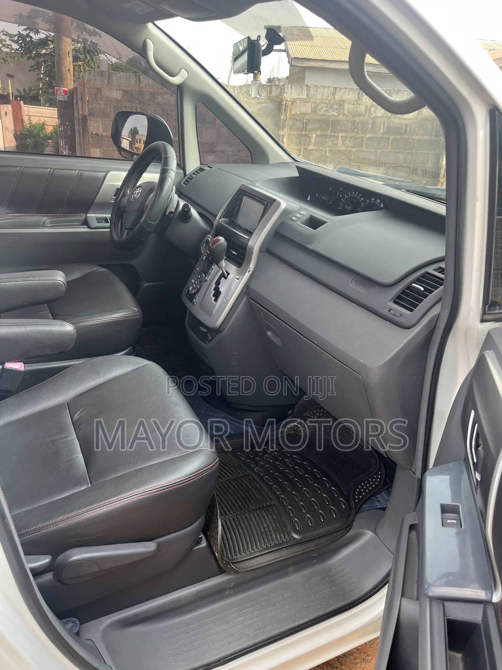 Toyota Voxy V 2WD 8-Seater 2010 White