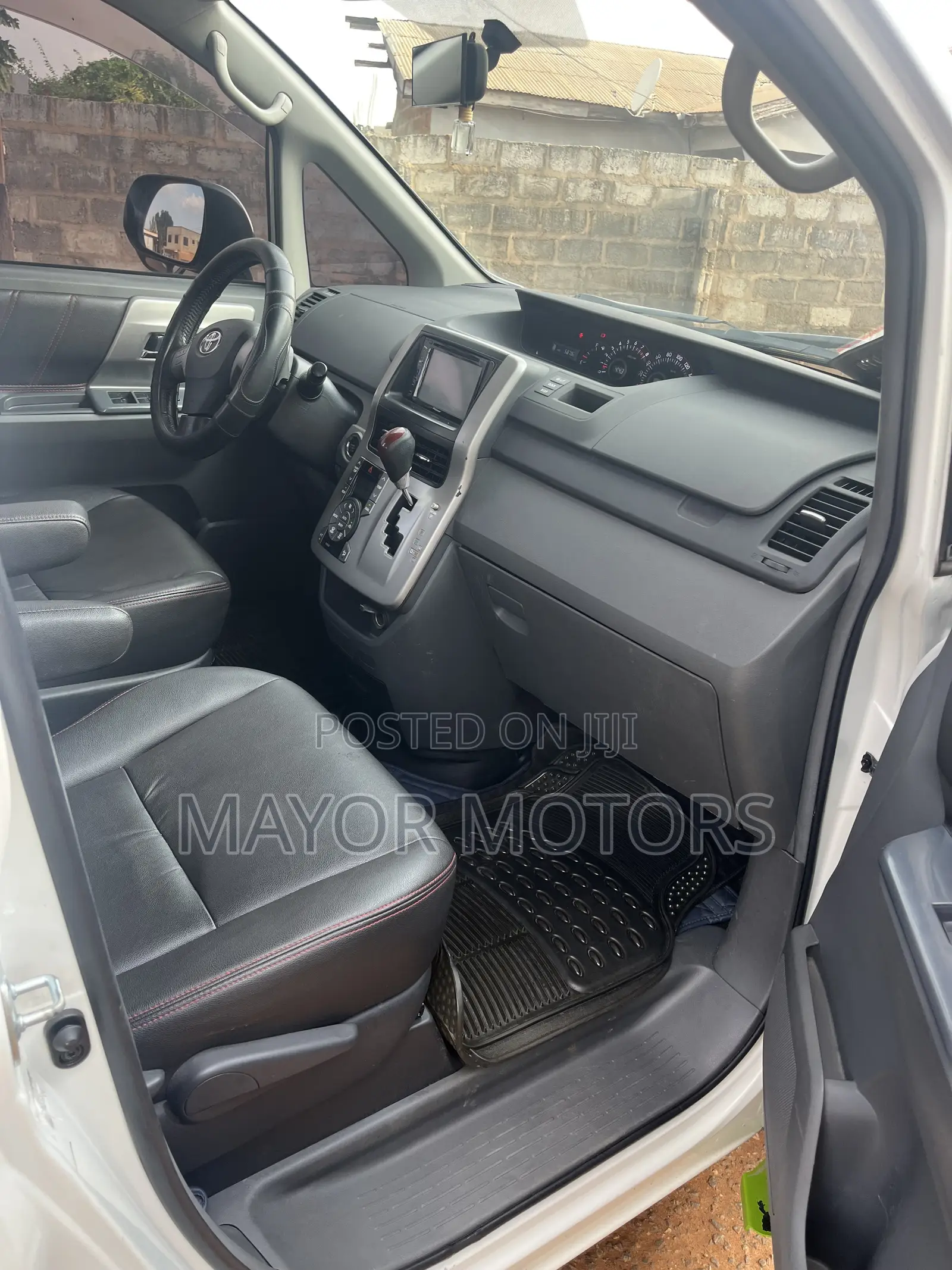 Toyota Voxy V 2WD 8-Seater 2010 White
