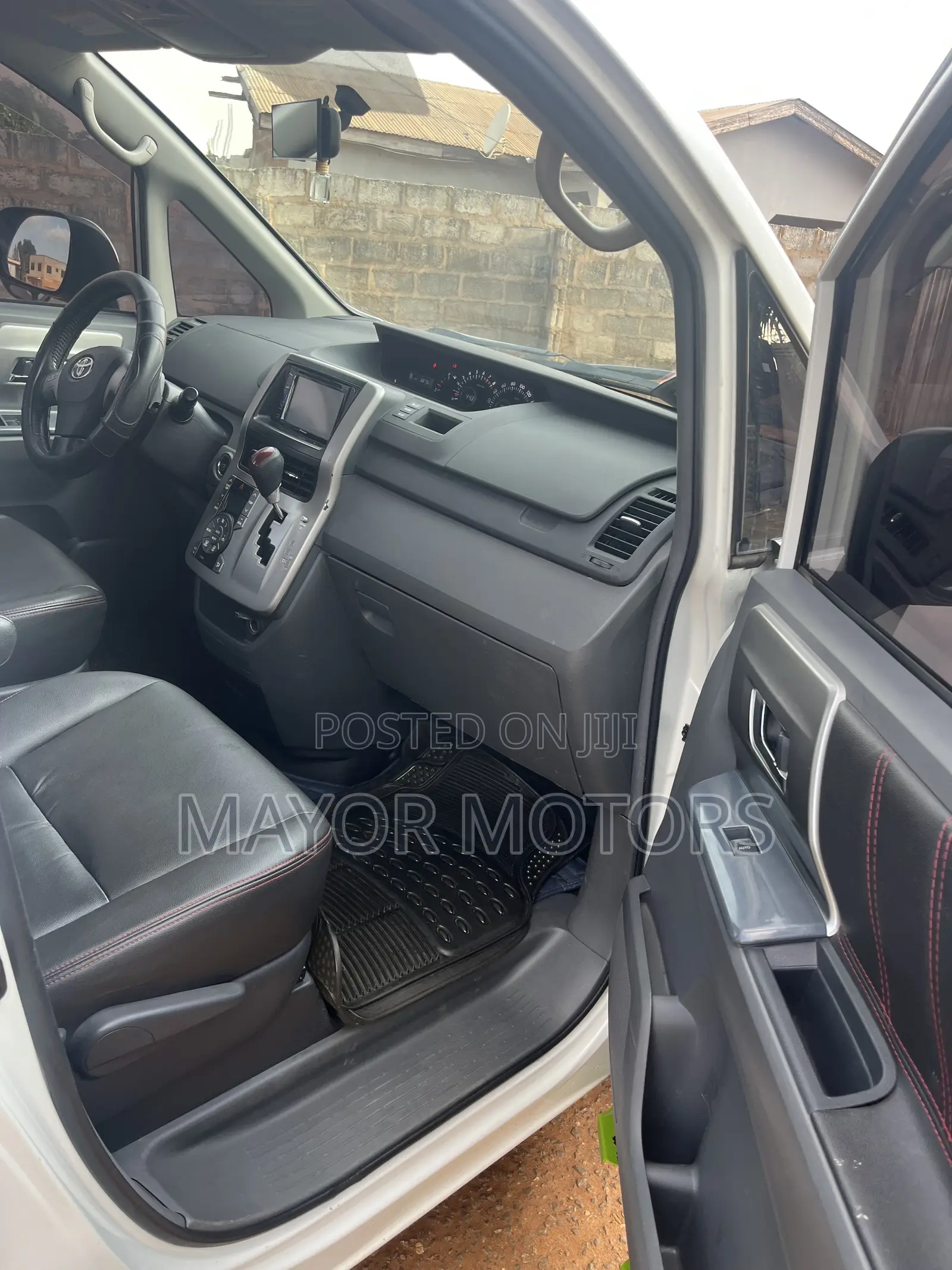 Toyota Voxy V 2WD 8-Seater 2010 White