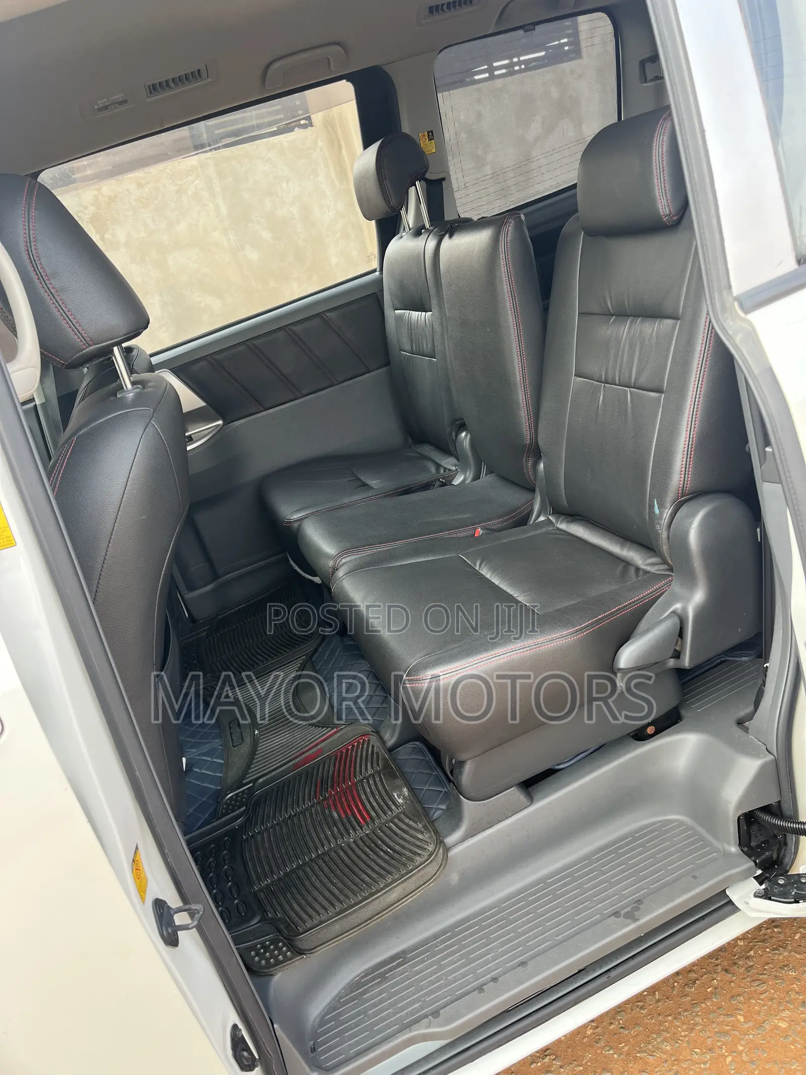 Toyota Voxy V 2WD 8-Seater 2010 White