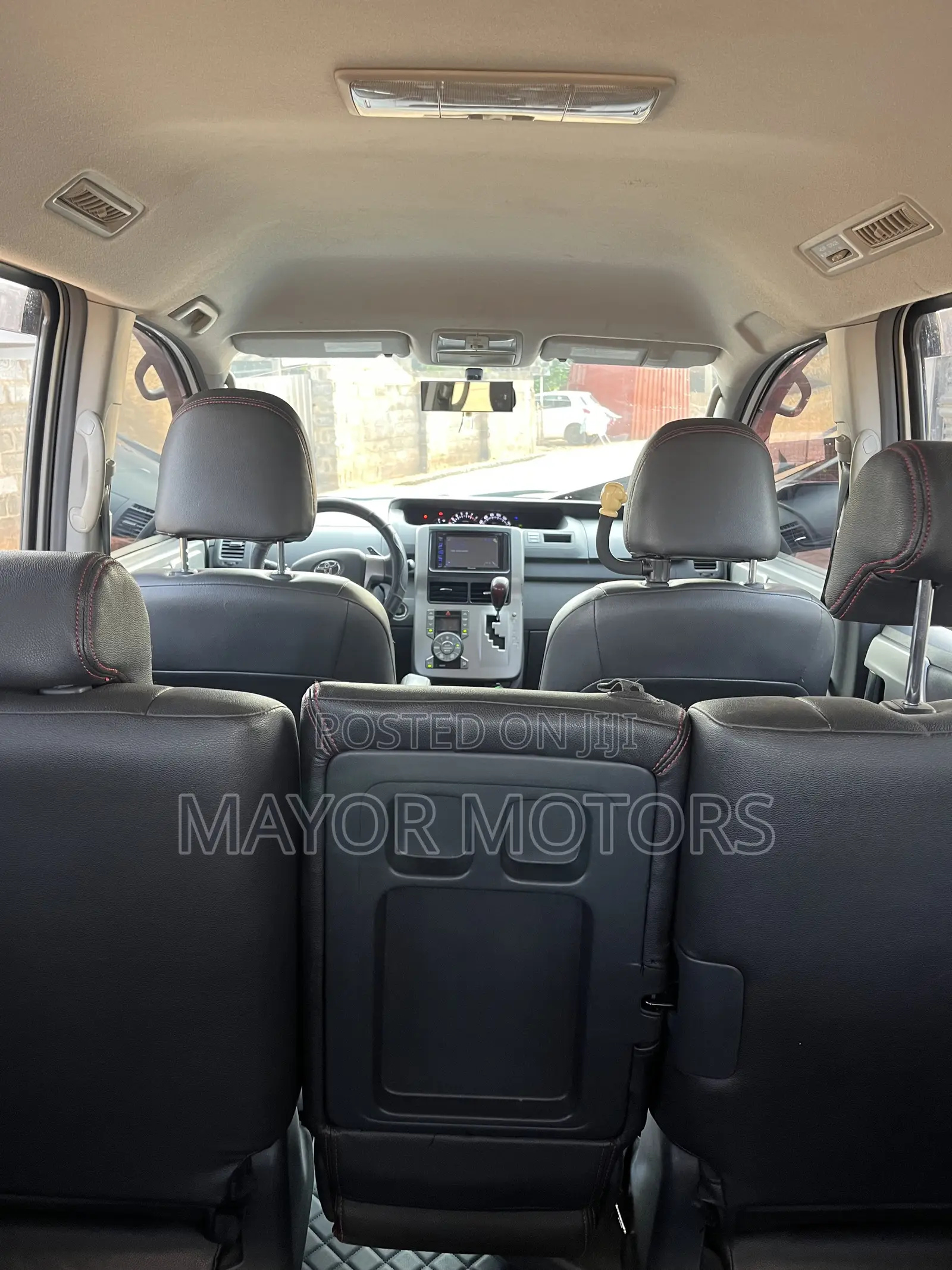 Toyota Voxy V 2WD 8-Seater 2010 White