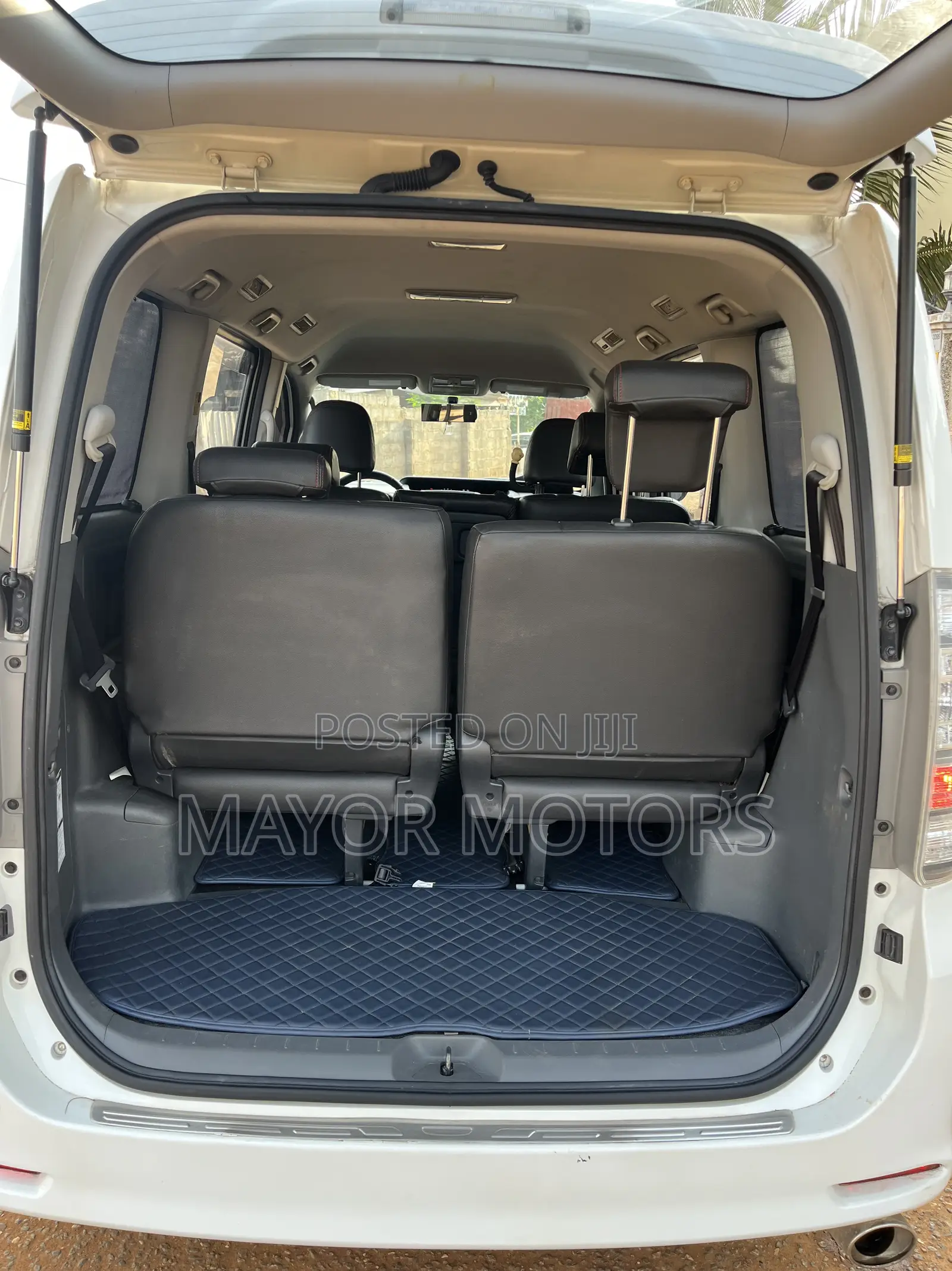 Toyota Voxy V 2WD 8-Seater 2010 White