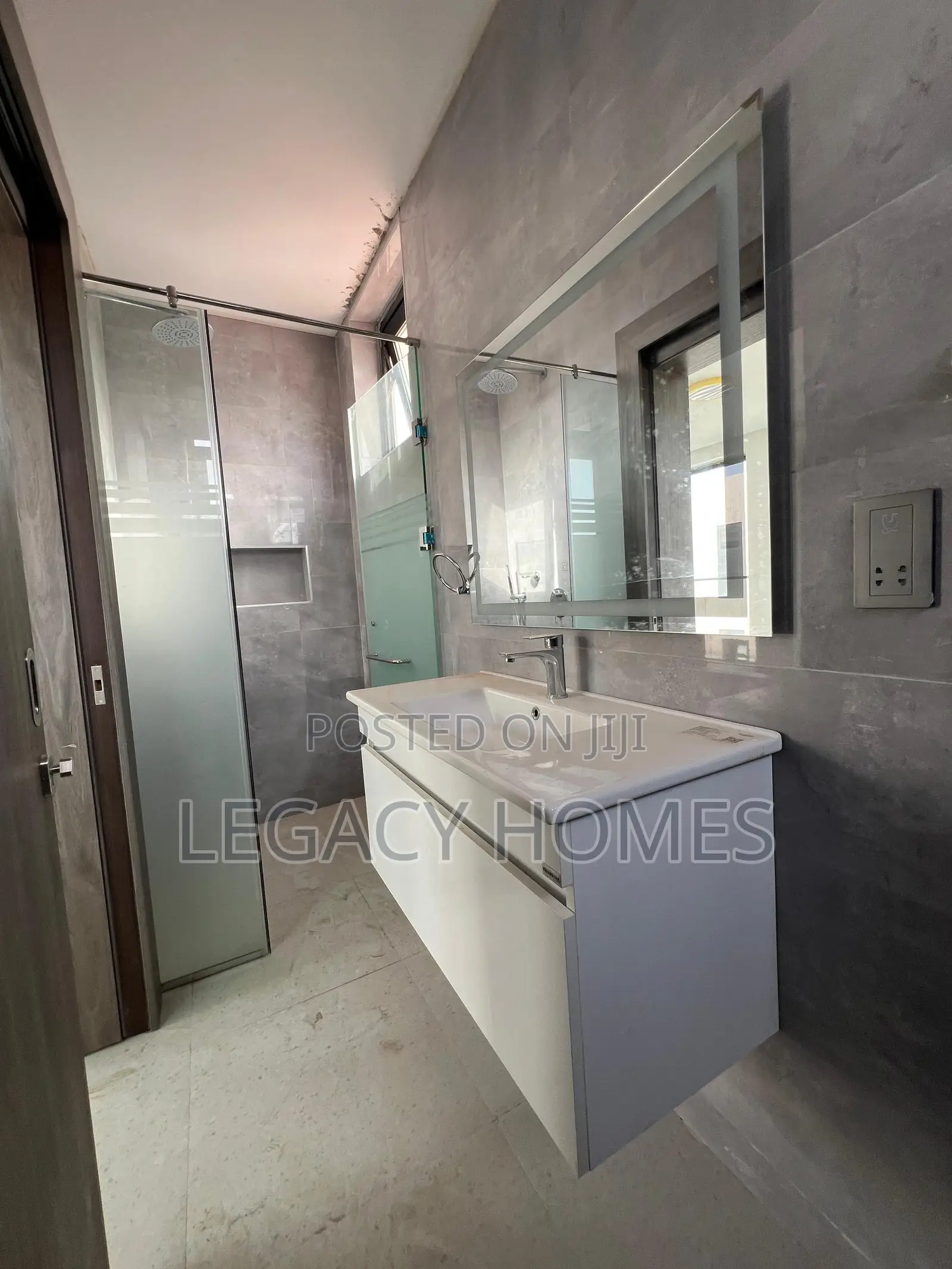 4bdrm Townhouse / Terrace in Adjiringanor, Ability for rent