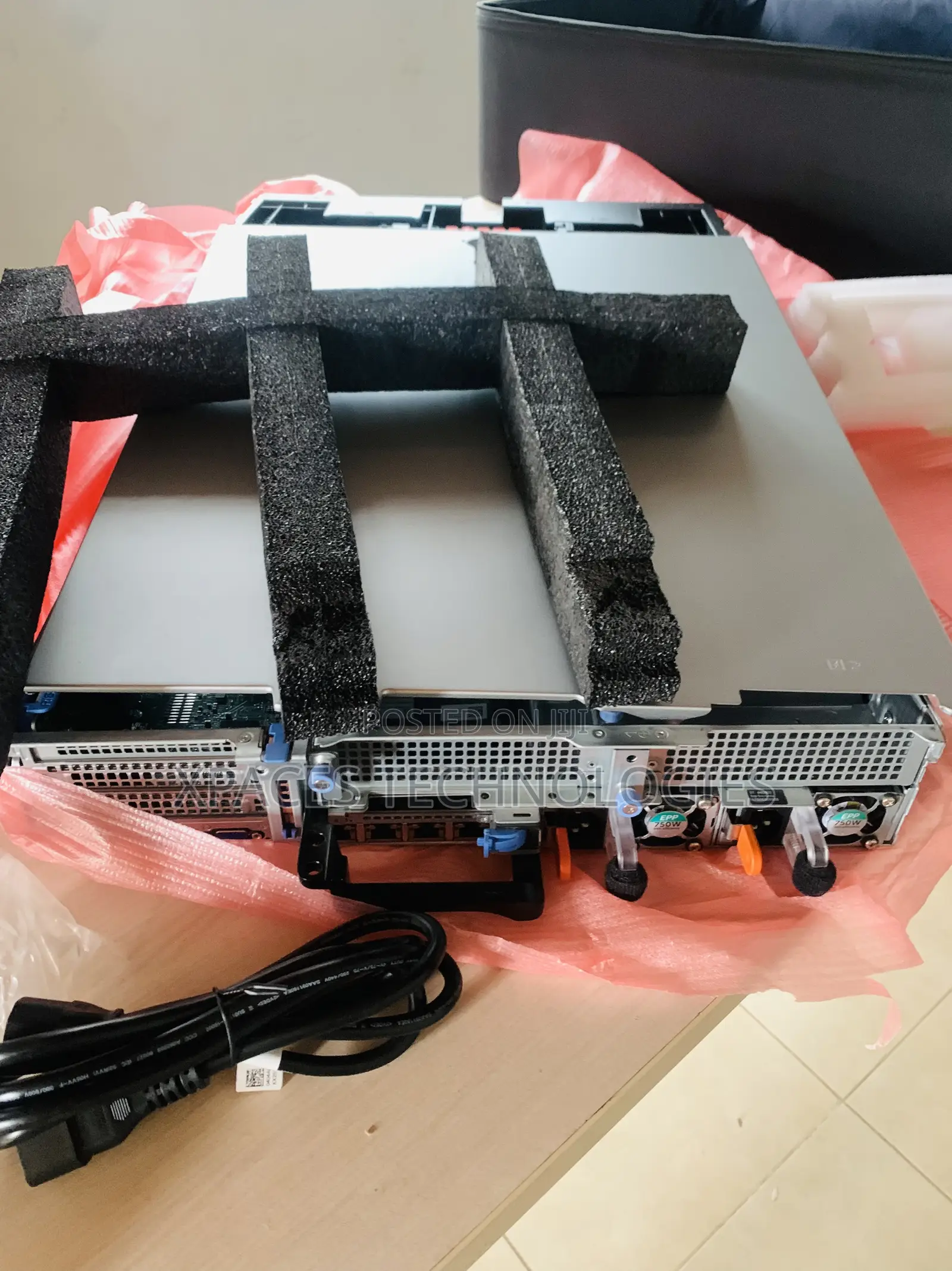 New Server Dell PowerEdge R740xd 32GB Intel HDD+SSD 1T