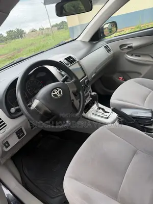 Toyota Corolla L 4dr Sedan (1.8L 4cyl 5M) 2013 Gray