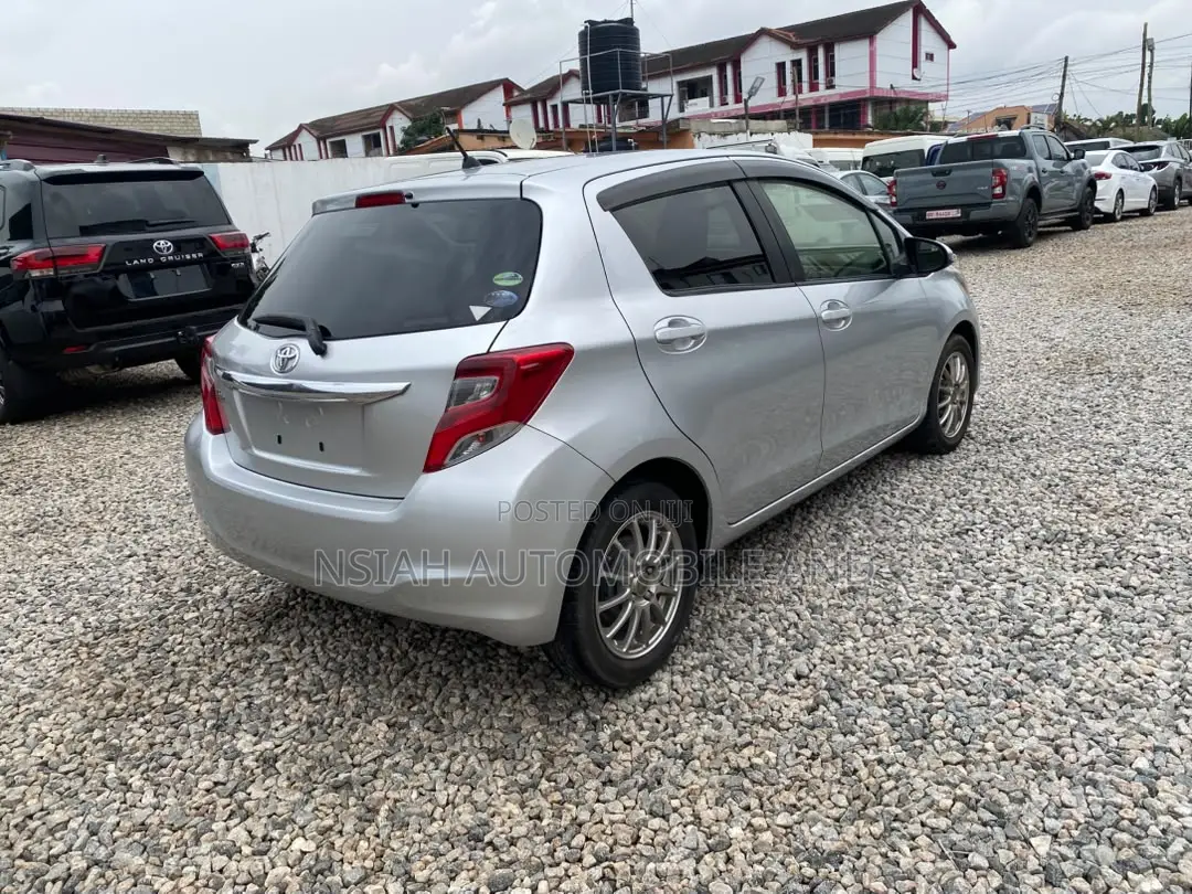 Toyota Vitz 2014 Silver