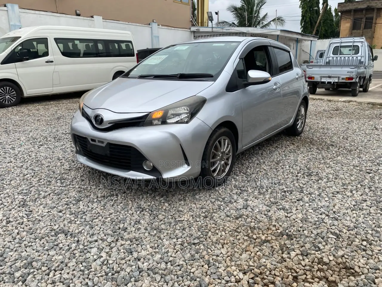 Toyota Vitz 2014 Silver