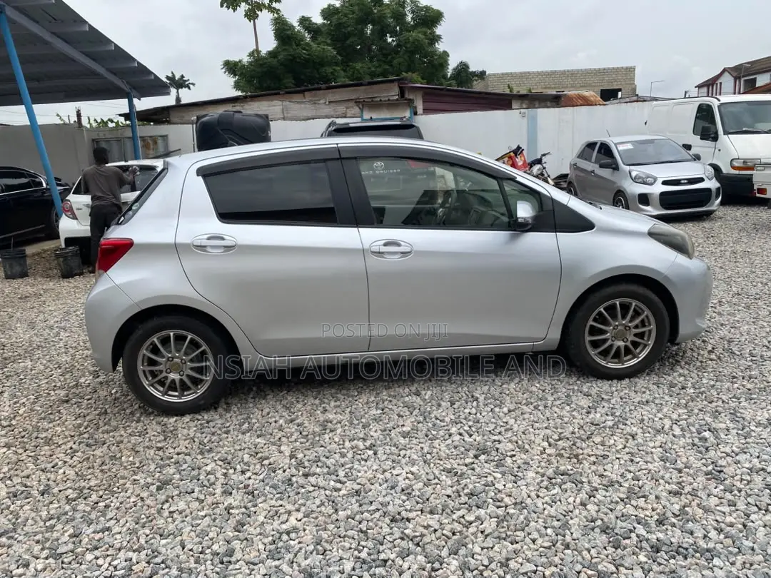 Toyota Vitz 2014 Silver