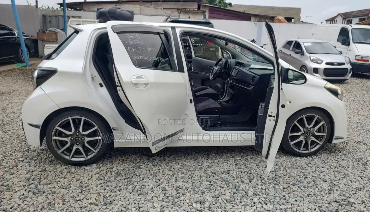 Toyota Vitz 2013 Off white