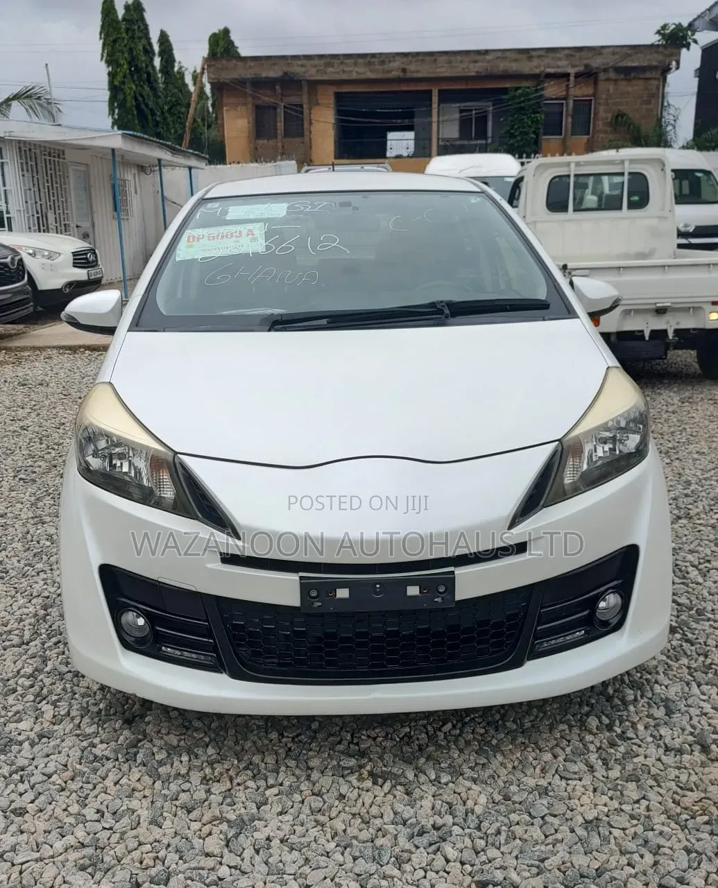 Toyota Vitz 2013 Off white