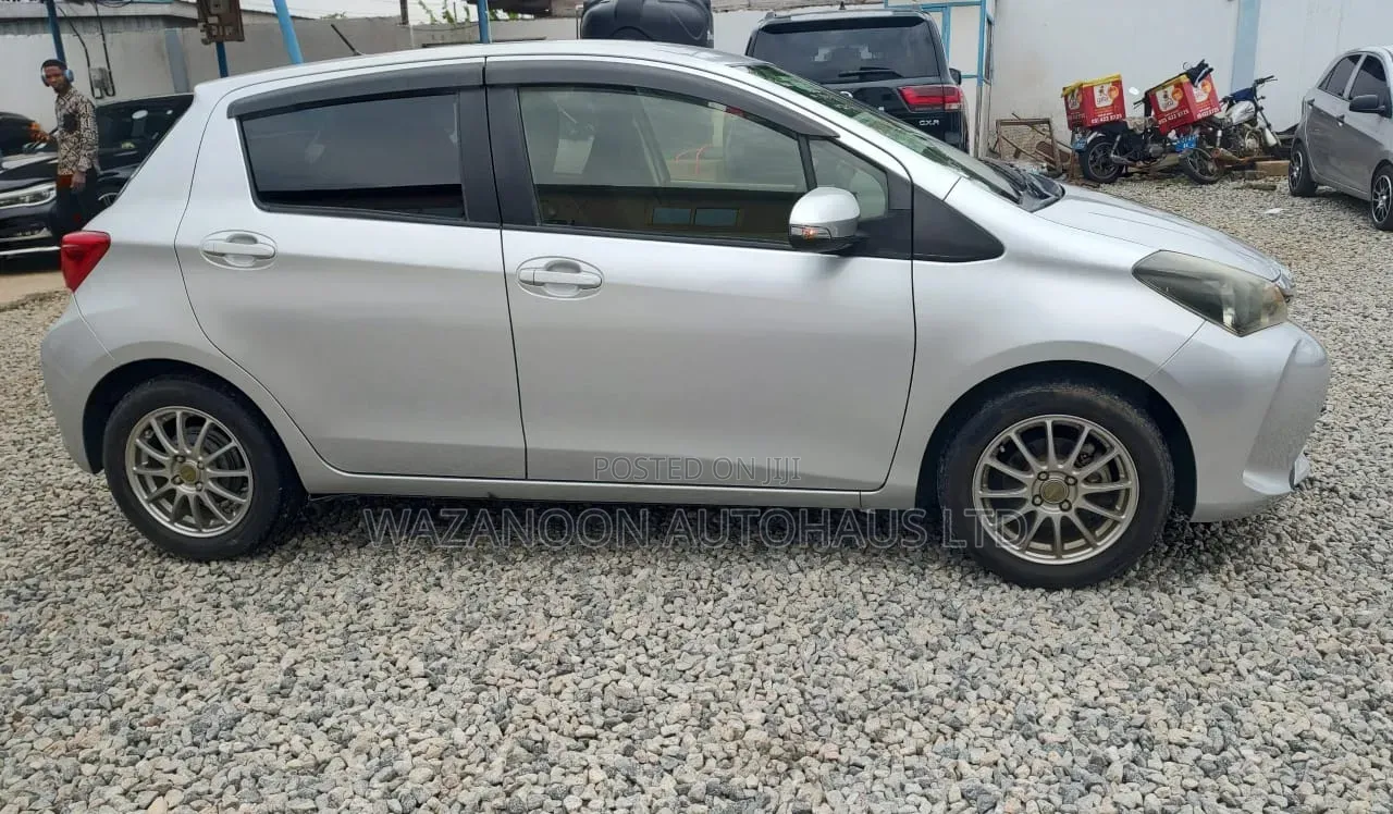 Toyota Vitz 2014 Silver