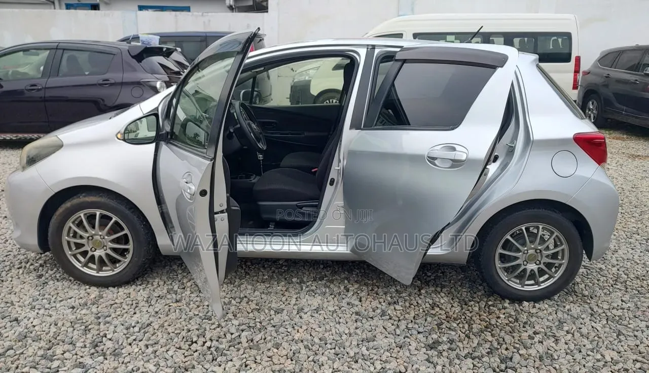 Toyota Vitz 2014 Silver