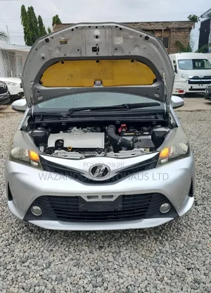 Toyota Vitz 2014 Silver