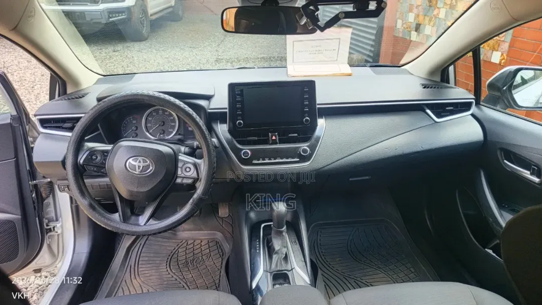 Toyota Corolla LE 2020 Silver