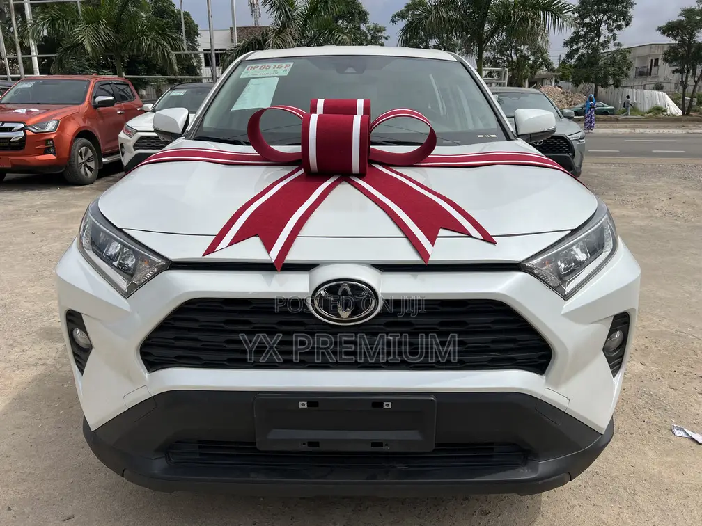 Toyota RAV4 LE 2022 White
