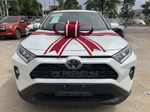 Toyota RAV4 LE 2022 White