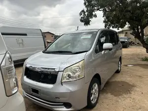 Toyota Noah 2.0 143hp AWD (8 Seater) 2013 Silver
