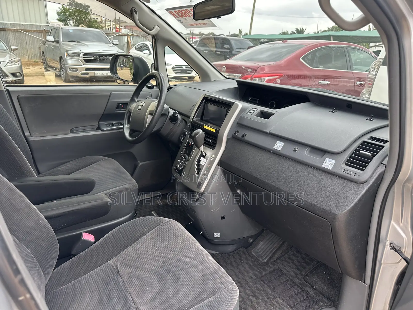 Toyota Noah 2.0 143hp AWD (8 Seater) 2013 Silver