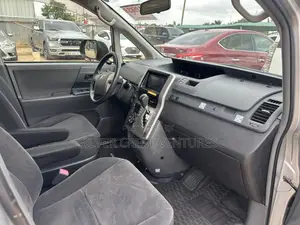 Toyota Noah 2.0 143hp AWD (8 Seater) 2013 Silver