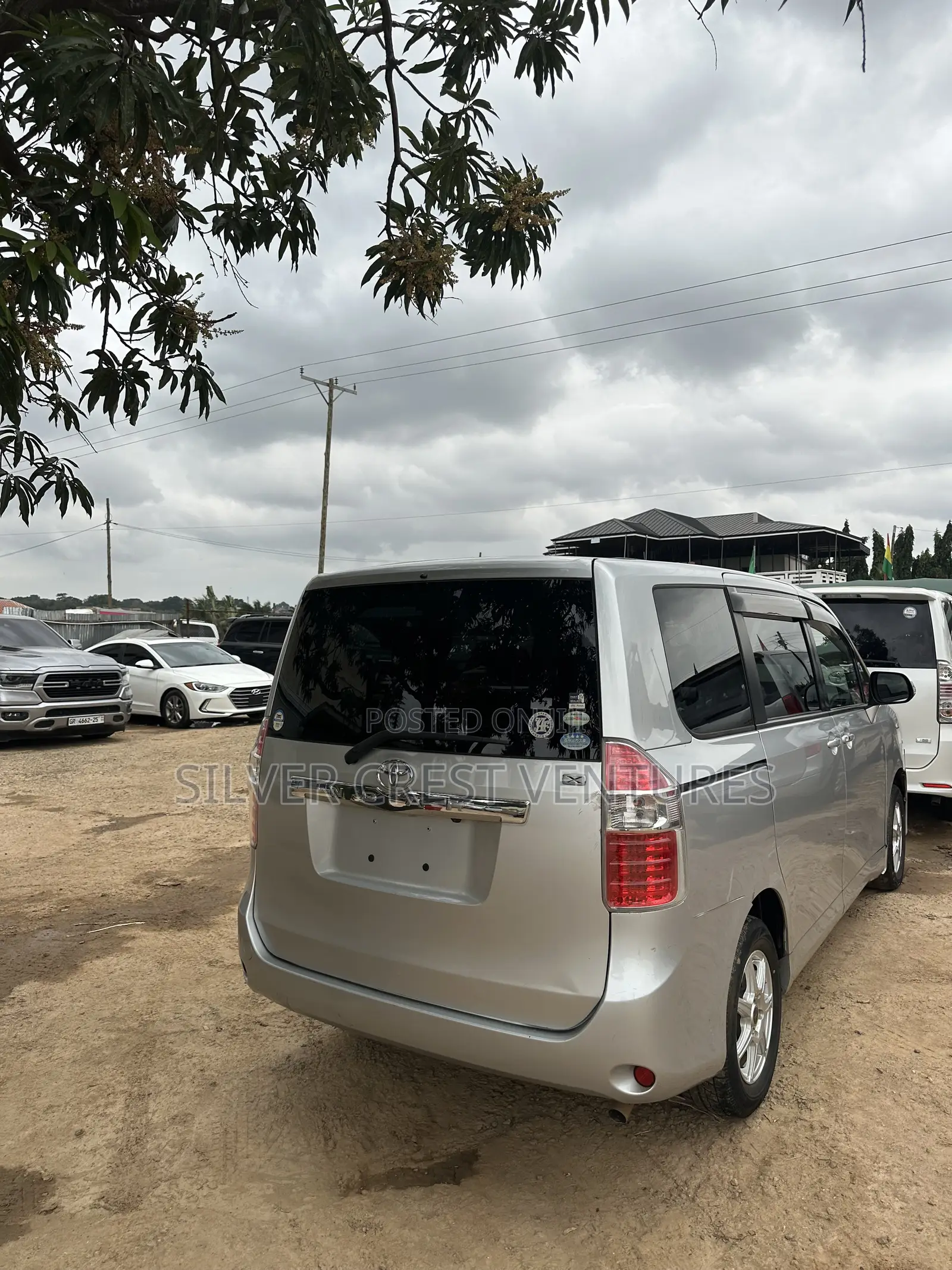 Toyota Noah 2.0 143hp AWD (8 Seater) 2013 Silver