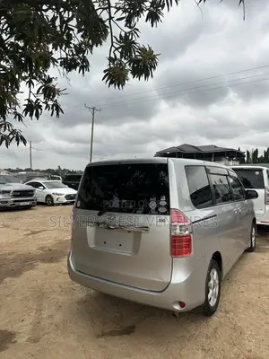 Toyota Noah 2.0 143hp AWD (8 Seater) 2013 Silver