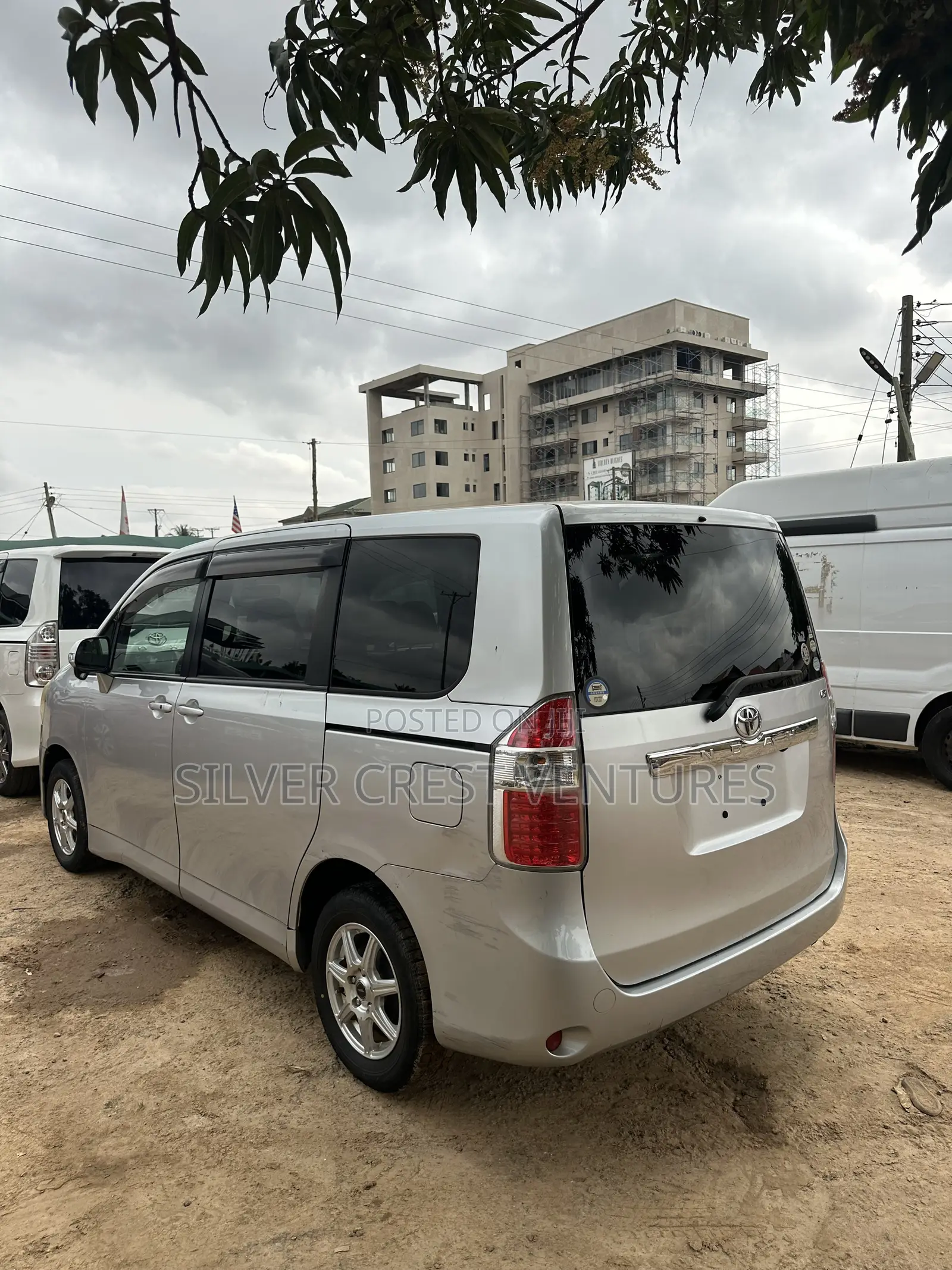 Toyota Noah 2.0 143hp AWD (8 Seater) 2013 Silver