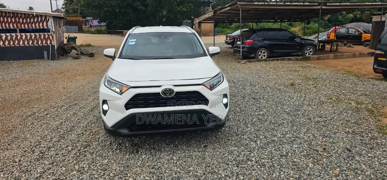 Toyota RAV4 XLE AWD 2019 White