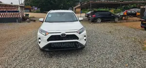 Toyota RAV4 XLE AWD 2019 White