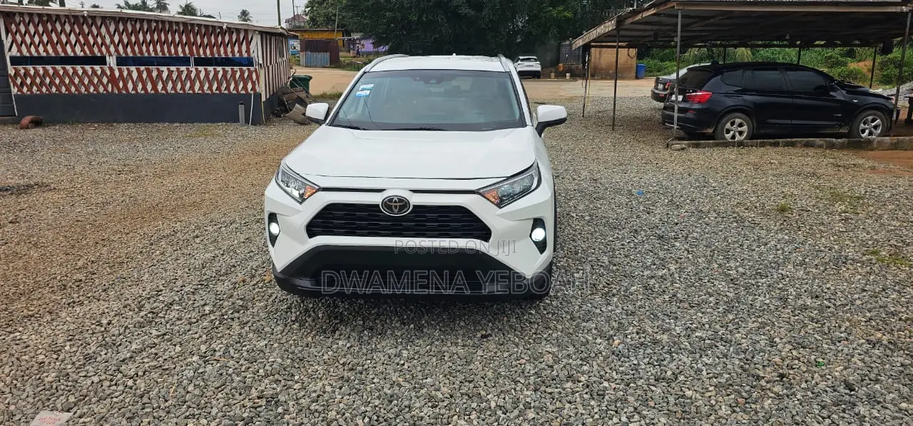 Toyota RAV4 XLE AWD 2019 White