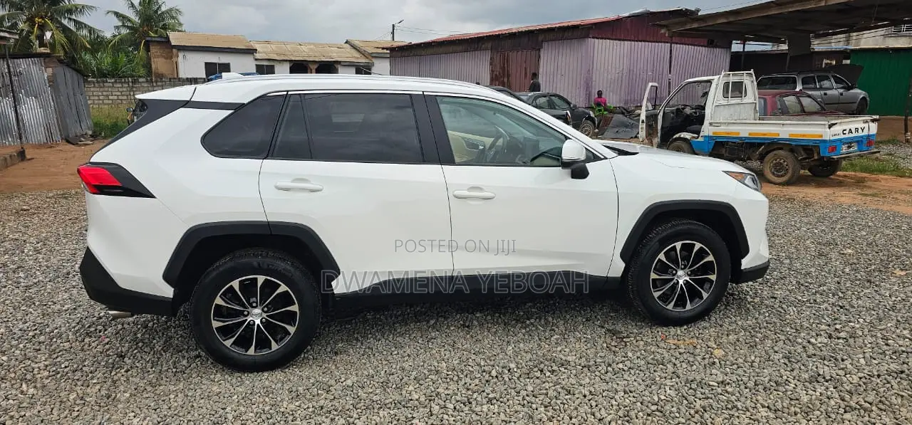 Toyota RAV4 XLE AWD 2019 White