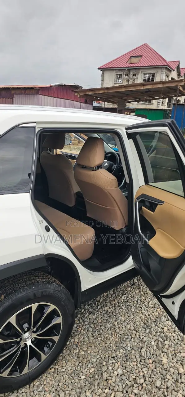 Toyota RAV4 XLE AWD 2019 White