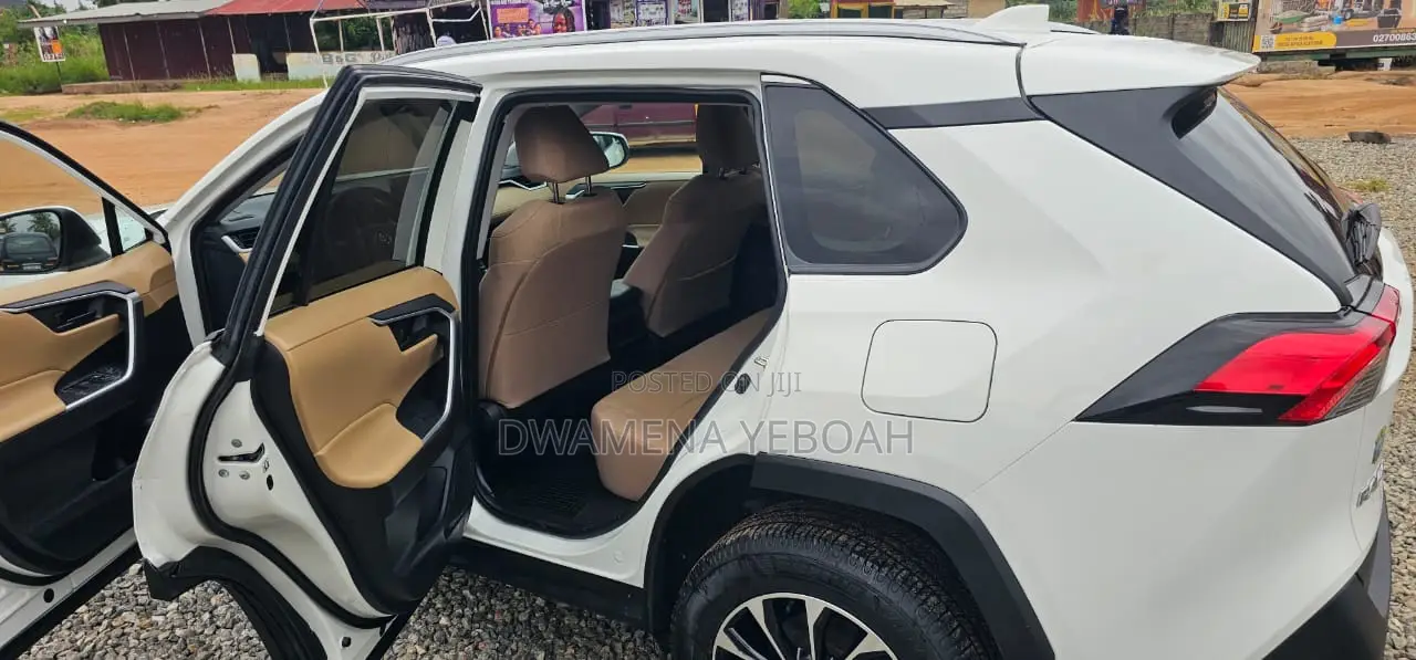 Toyota RAV4 XLE AWD 2019 White