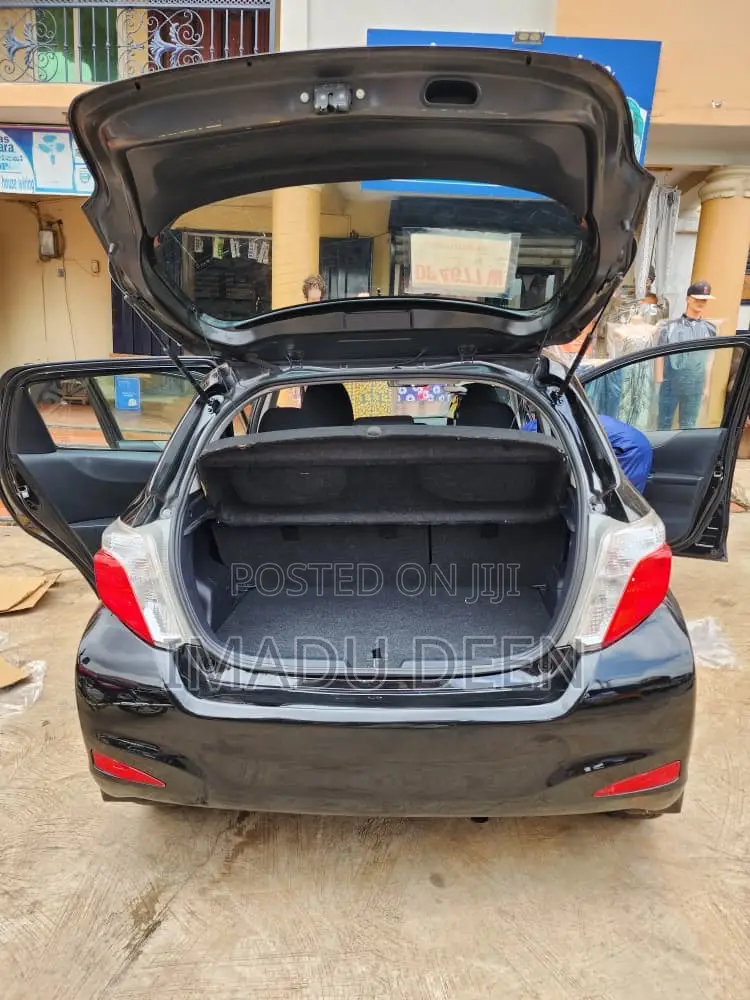 Toyota Yaris LE Hatchback 5dr 2014 Black