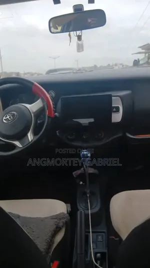 Toyota Vitz 2014 White