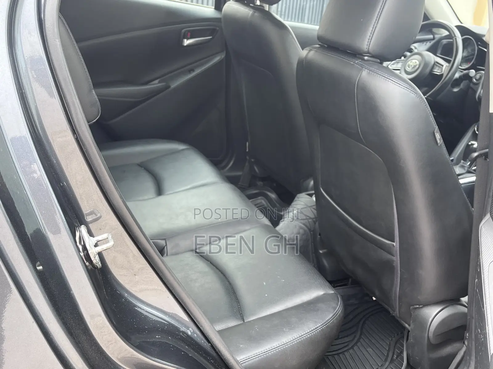 Toyota Yaris XLE Sedan 4dr 2019 Gray