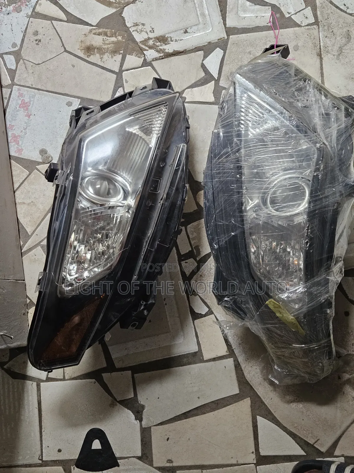 Lincoln MKT Headlight 2010 Pair With Charger