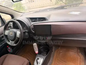 Toyota Vitz 1.3 FWD 5dr 2012 Gold