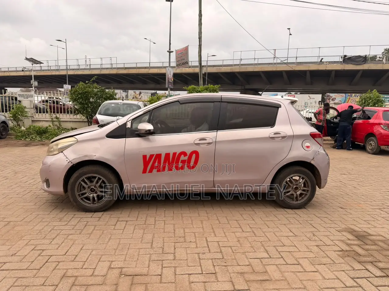 Toyota Vitz 1.3 FWD 5dr 2012 Gold