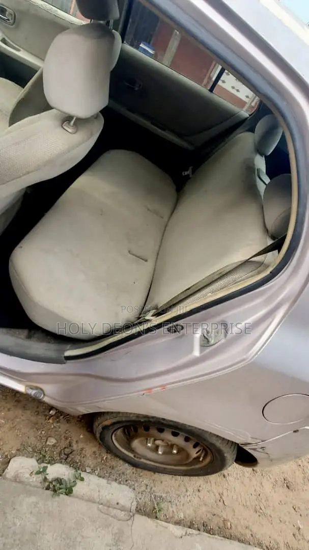 Toyota Vitz 1.3 FWD 5dr 2010 Silver