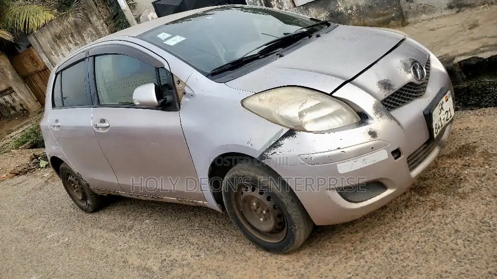Toyota Vitz 1.3 FWD 5dr 2010 Silver