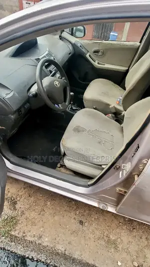 Toyota Vitz 1.3 FWD 5dr 2010 Silver