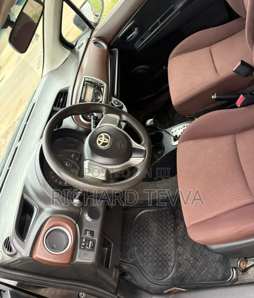Toyota Vitz 1.3 AWD 3dr 2012 Black