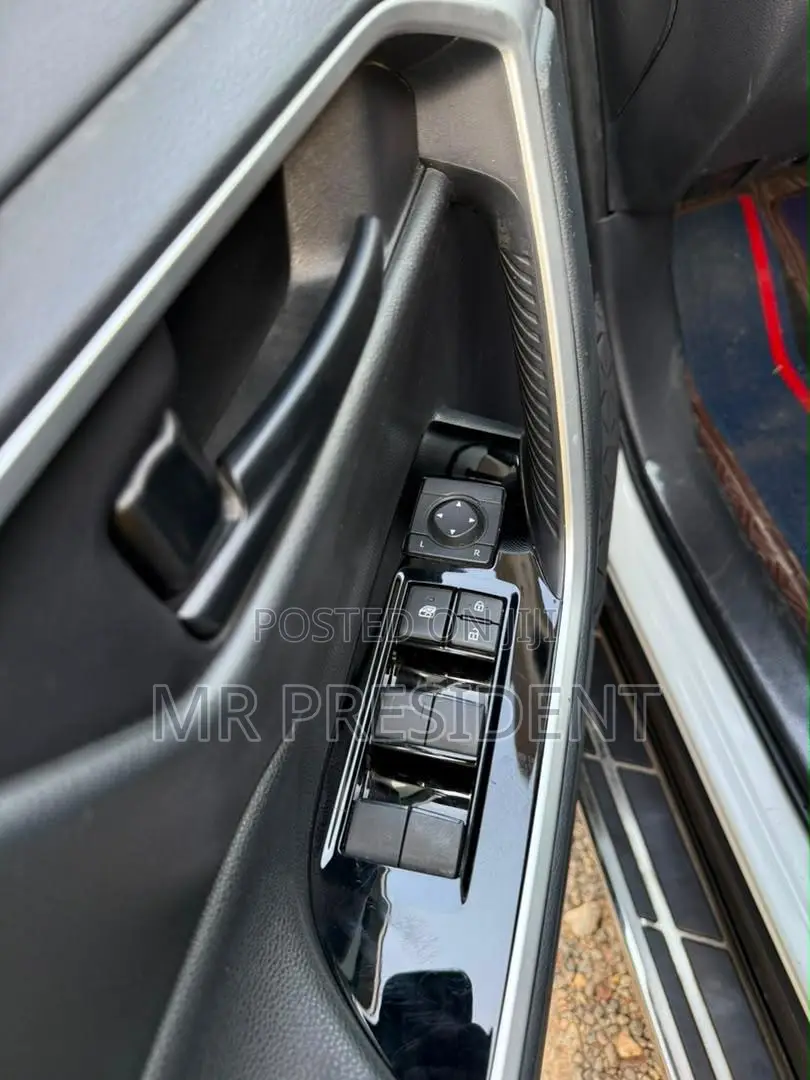 Toyota RAV4 XLE 2025 White