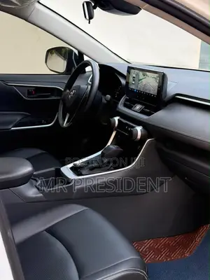 Toyota RAV4 XLE 2025 White