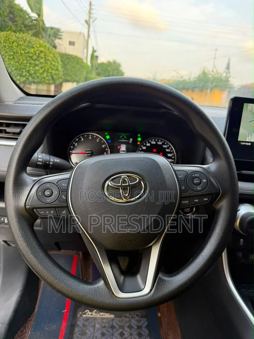 Toyota RAV4 XLE 2025 White