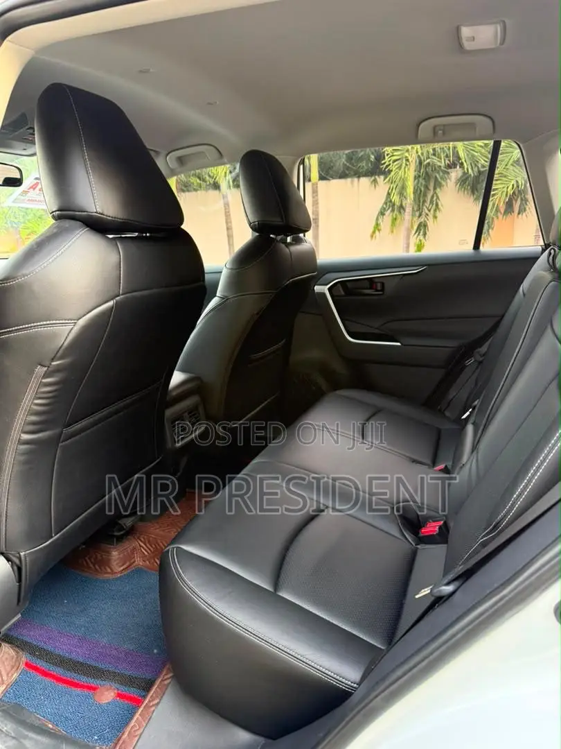 Toyota RAV4 XLE 2025 White