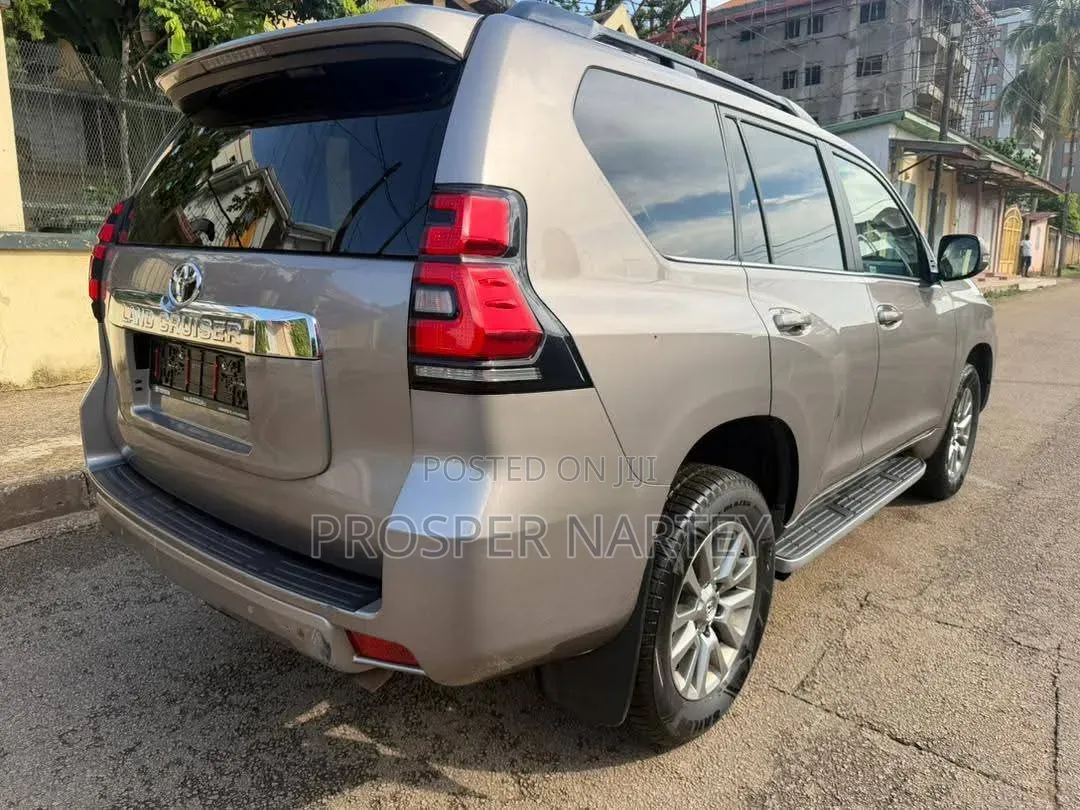 Toyota Land Cruiser Prado 2021 Gray